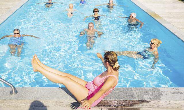 Group of seniBewegung ist eines der zentralen Ziele der neuen Kur.rs with trainer doing water gymnastics in pool
