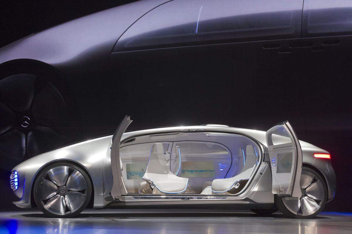 Der Mercedes-Benz F015 lässt sich zwar noch eigenhändig steuern, aber nur wenn man das will. Ansonsten ist das futuristische Auto genau das, futuristisch. Die zwei Welten, die des Automobils und des Internets sollen laut Gary Shapiro, Chef der CEA (Consumer Electronics Association) zusammenwachsen.