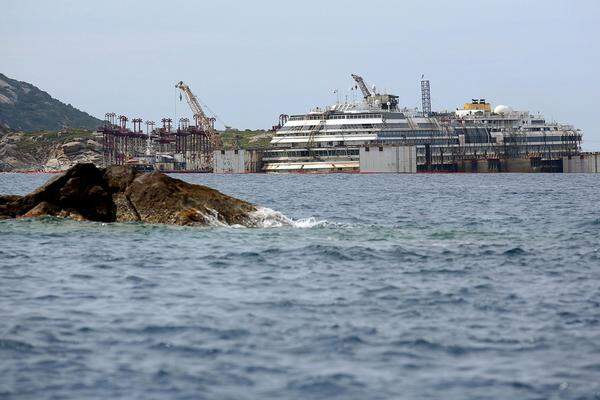 Das mit der Bergung beauftragte Konsortium Titan-Micoperi verkündete: Die Costa Concordia schwimmt wieder. Der erste Tag des Manövers ging erfolgreich zu Ende.