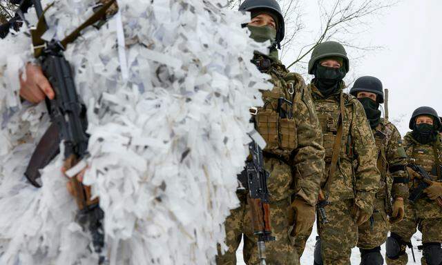 Russische Nationalisten gegen Putin. Kämpfer des Sibirischen Bataillons beim Training in der Ukraine.