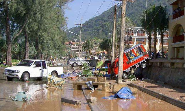 Eines der ersten Bilder aus Phuket, das am 26. Dezember 2014 nach dem Tsunami  über die Presseagenturen ausgeschickt wurde.