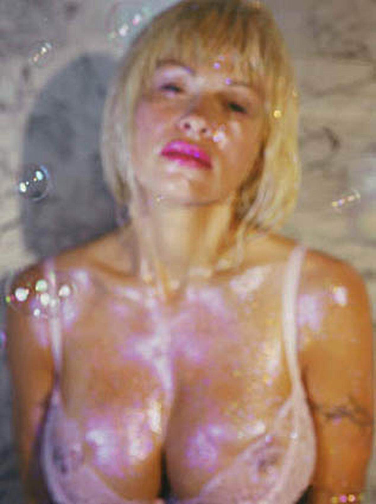 Im Bild: Marilyn Minter Pink Bra (Pamela Aderson), 2007, Olbricht Collection, (c) Marilyn Minter und Salon 94, New York