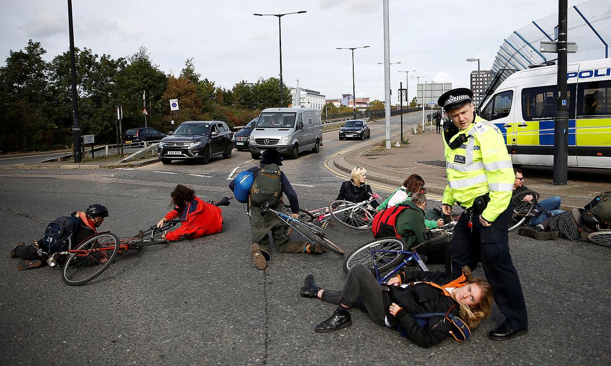 Eine Straßenblockade von Extinction Rebellion in London