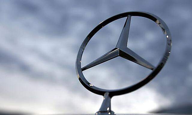 ** ARCHIV ** Ein Mercedes-Stern ist am 26. April 2006 auf dem Kuehler eines Mercedes E500 bei einem H