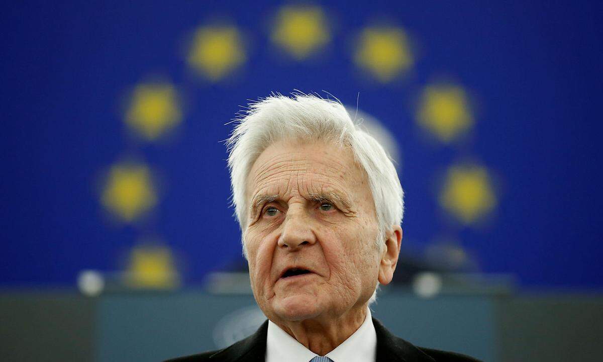Ihm folgte der Franzose Jean-Claude Trichet nach. Er hatte während seiner Amtszeit mit Finanzkrise, Eurokrise, Schuldenkrise und Rezession zu kämpfen. Als EZB-Präsident steuerte der Franzose den Euroraum durch gewaltige Turbulenzen. Immer wieder musste der frühere Chef der französischen Zentralbank heikle Entscheidungen treffen. Dabei brach der EZB-Rat unter Trichets Führung auch Tabus: Die Notenbank kaufte 2010 Anleihen klammer Eurostaaten wie Griechenland, um diesen Ländern unter die Arme zu greifen. Der inzwischen 76-jährige Trichet, de vom 1. November 2003 bis zum 31. Oktober 2011 am Ruder war, ist auch heute noch als Ratgeber gefragt. Der Absolvent französischer Eliteschulen zeigt sich als überzeugter Europäer mit viel diplomatischem Geschick.