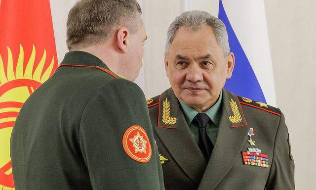 Archivbild. Der russische Verteidigungsminister Sergej Schoigu (re.) nimmt an einer Sitzung des Verteidigungsrates in Minsk teil.
