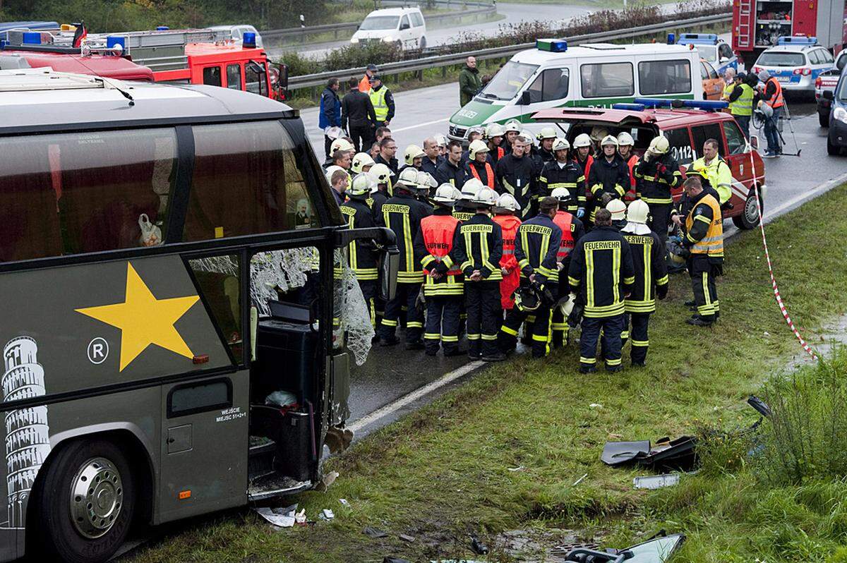 Keiner der Insassen des Busses überstand den Unfall unversehrt. Zwölf Insassen starben unmittelbar bei dem Unfall, ein weiterer Mann erlag am Nachmittag seinen schweren Verletzungen.