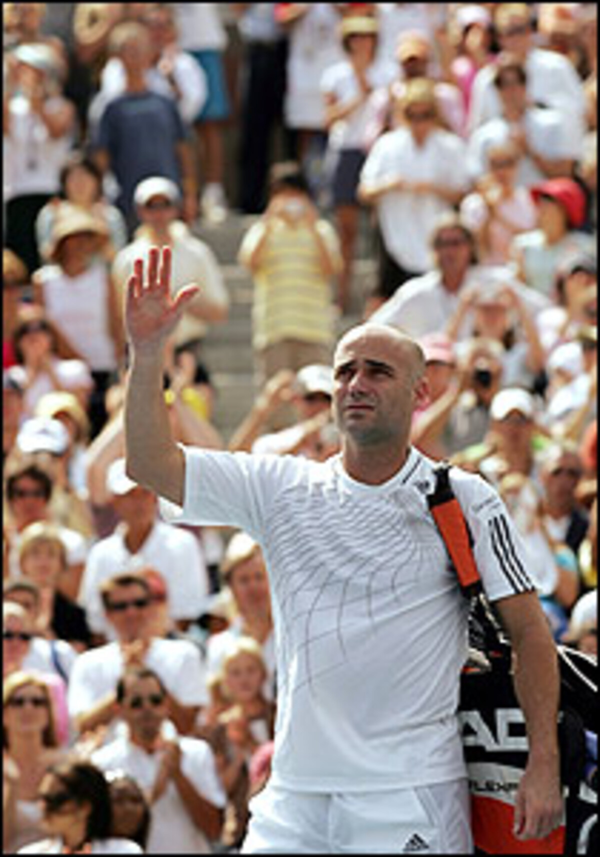 3. SeptemberEine der größten Tennis- und Sport-Karrieren geht in New York zu Ende: Der 36-jährige US-Superstar Andre Agassi verliert in der dritten Runde der US Open gegen den deutschen Qualifikanten Benjamin Becker 5:7,7:6,4:6,5:7 und beendet damit nach 21 Jahren und 1.144 Profimatches im Einzel (870 Siege) seine großartige Laufbahn. Agassi, seit 2001 mit der deutschen Tennislegende Steffi Graf verheiratet, gewann in seiner Karriere nicht nur alle vier Grand-Slam-Turniere in Melbourne (1995, 2000, 2001, 2003), Paris (1999), Wimbledon (1992) und New York (1994, 1999), sondern 1996 in Atlanta auch Olympiagold sowie 1990 den WM-Titel und mit dem US-Team drei Mal den Daviscup (1990, 1992, 1995).