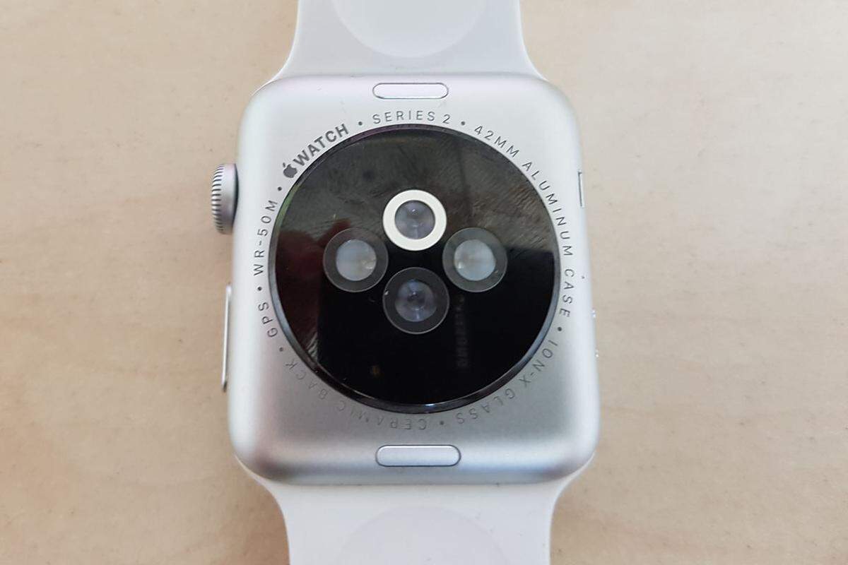 Dicker ist sie geworden. Statt dem eigenen Trend die Nachfolge-Geräte dünner und leichter zu machen, hat die Apple Watch 2 zugelegt. &gt;&gt;&gt;Hier geht's zum Test der Apple Watch 1. 
