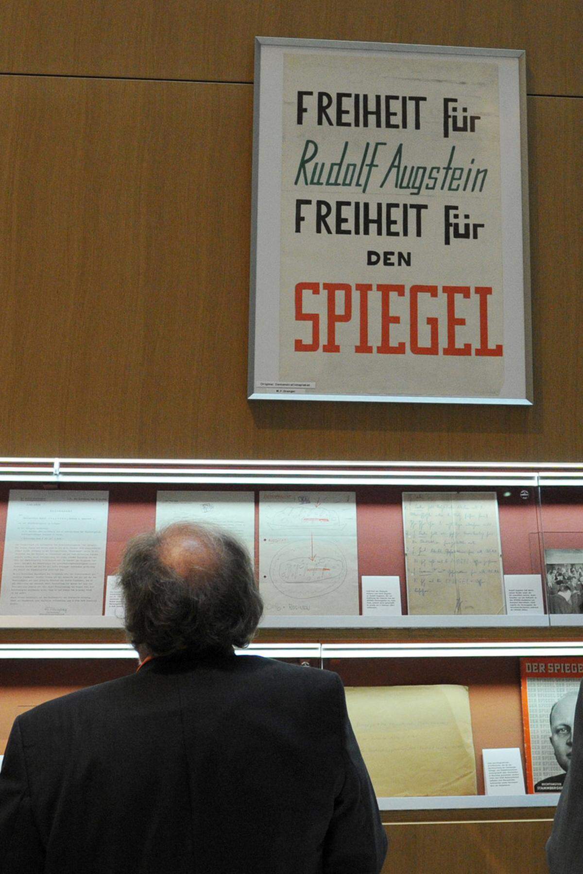 Eine Klage des Magazins gegen die Durchsuchung und Beschlagnahme lehnt das Bundesverfassungsgericht 1966 ab. Es stellt aber fest, dass alle Staatsgeschäfte "einer ständigen Kritik oder Billigung des Volkes unterstehen" müssen.Trotz dieses Urteils: Der "Spiegel" geht als eindeutiger Gewinner aus der Affäre, das Magazin ist in der öffentlichen Meinung aufgewertet. Für Augstein ist es auch ein persönlicher Triumph über Strauß, mit dem ihn eine langjährige Fehde verbindet.