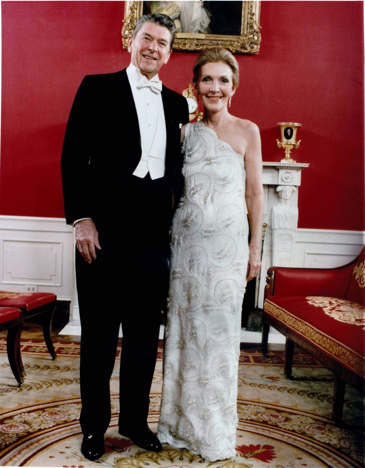 1981 trug sie dieses Kleid, ebenfalls von James Galanos. Reagan wurde schnell für ihren Stil bekannt und förderte US-amerikanische Designer.