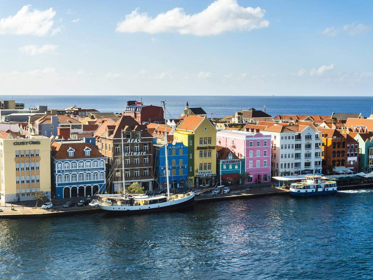 Noch ein Publikumsmagnet. Das Stadtviertel Punda ist der älteste Teil von Curacaos Hauptstadt Willemstad, die hübschen Häuser wurden im Jahr 1997 von der UNESCO zum Weltkulturerbe erklärt. Ein niederländischer Gouverneur soll den Farbwandel veranlasst haben.