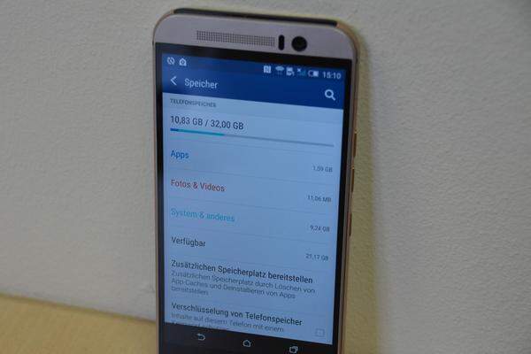 Von 32 Gigabyte verbautem Speicher stehen dem Nutzer über 21 zur Verfügung. Aufgrund des microSD-Slots, der Karten von bis zu 128 GB "verdauen" kann, kein großes Manko.Der 2840 mAh Akku ist hingegen ein großes Manko. Ausdauerläufer gibt es bei keinem Hersteller, aber bei intensiver Nutzung muss über ein Tag einfach möglich sein. Beim HTC One M9 ist es das leider nicht. Da muss nach YouTube-Videos, Surfen im Netz, mehreren Telefonaten, SMS und E-Mails das One M9 Boxenstopp an die Steckdose.
