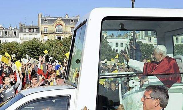 Archivbild: Papamobil samt Papst in Paris