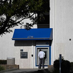 Ein Kunde bei einem Bankomaten einer Filliale der Silicon Valley Bank. 