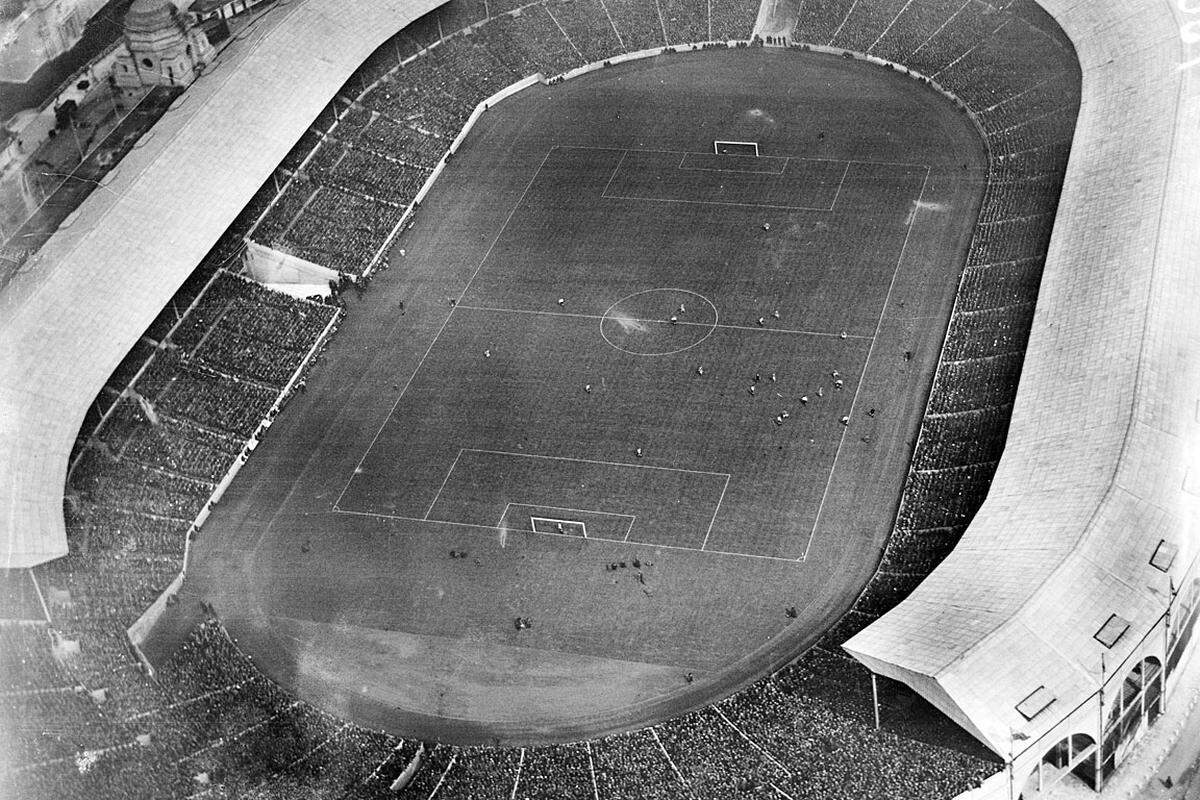 Zuvor wurden die Glasplatten oder Film-Negative sorgfältig restauriert.Wembley Stadion während des FA-Cup-Finales zwischen Sheffield Wednesday und Cardiff City, April 1925.