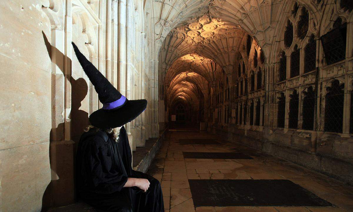 Einmal wie Harry Potter den Zauber von Hogwarts spüren. Diesem Gefühl kommt ein Besuch in der Kathedrale von Gloucester im Süden Englands schon ziemlich nahe. Der Kreuzgang mit dem imposanten Fächergewölbe diente als Kulisse für die Darstellung der Innenräume der berühmten Zauberschule. Szenen für „Der Stein der Weisen“, „Die Kammer des Schreckens“ und „Der Halbblutprinz“ wurden hier gedreht. Und auch der Serie „Doctor Who“ diente die Kathedrale als Kulisse.