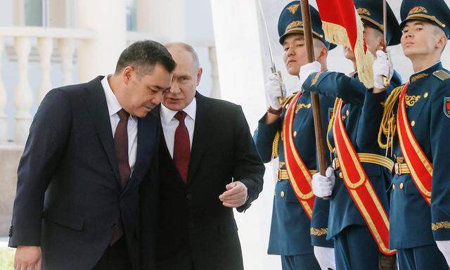 Festlicher Empfang: Schaparow und Putin in der Präsidentenresidenz Ala-Artscha.