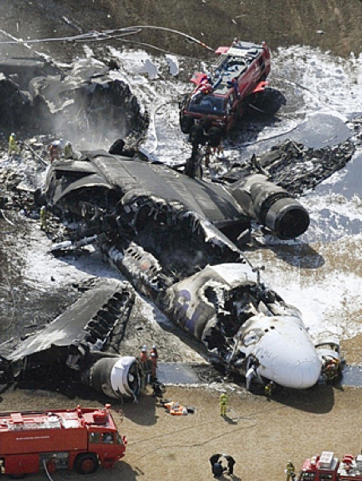 ... schräg hochgedrückt wurde und mit der linken Tragfläche auf den Boden schlug.