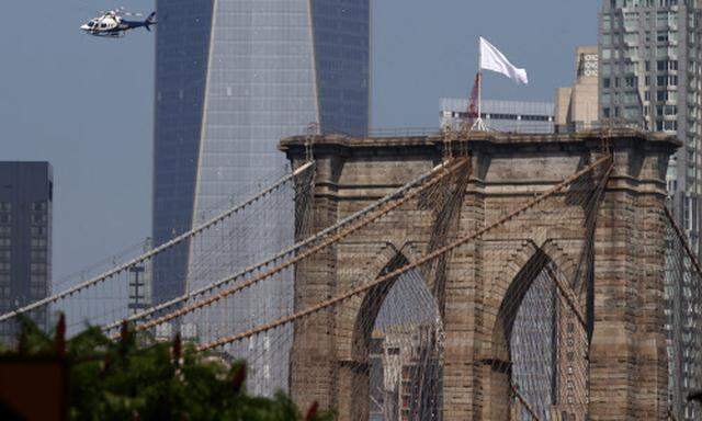 Helikopter die weißen Fahnen auf der Brooklyn Bridge.