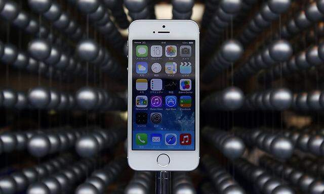 File photo of Apple's iPhone 5S being displayed at an Apple shop in Tokyo's Ginza shopping district