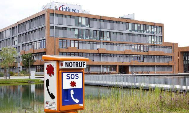 Notrufsaeule vor der Zentrale der Infineon Technologies AG in Neubiberg bei Muenchen Bayern Deutschl