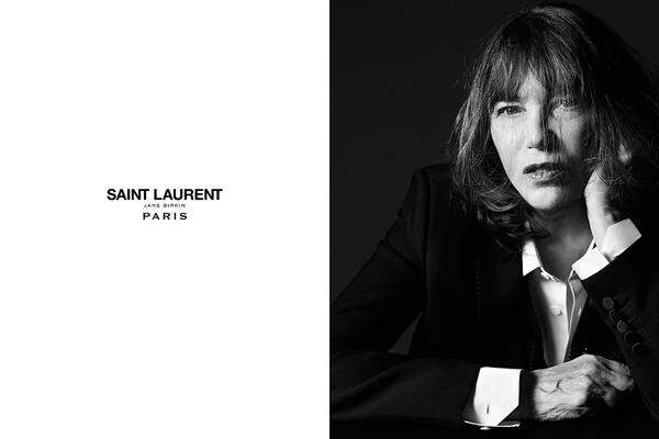 Jane Birkin ist zwar eine der berühmtesten Hermès-Taschen benannt, das hinderte sie aber nicht, für Saint Laurent vor der Kamera zu stehen.