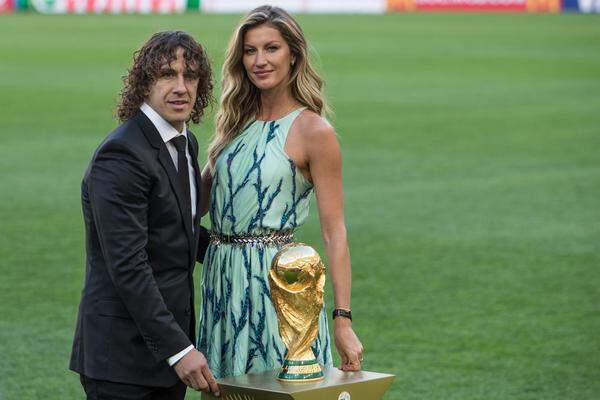"Geliefert" wurde der WM-Pokal vor dem Finalspiel von Carles Puyol (vom bis dahin regierenden Weltmeister Spanien) und dem Model Giselle Bündchen.