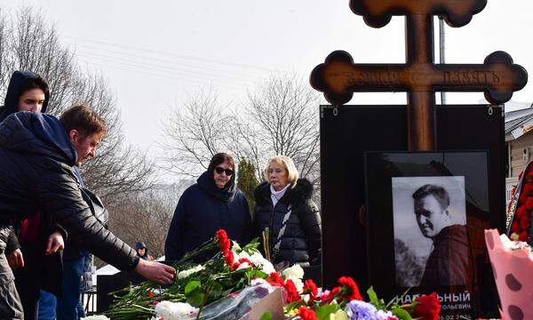 Am Samstag, dem 2. März, besuchte Lyudmila Nawalnaya (die Frau mit den schwarzen Brillengläsern), die Mutter Nawalnys, das Grab ihres Sohnes.