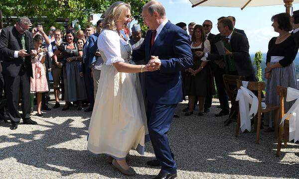 Russlands Präsident Wladimir Putin wagte ein Tänzchen mit der Braut. Zuvor hatte er der Braut, die ihn vor dem Eingang vom Gasthof Tscheppe erwartete, einen Blumenstrauß überreicht. Inzwischen ist Putin gen Deutschland abgereist.