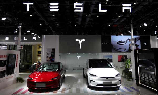Archivbild von Teslas Model 3 und Model X SUV.