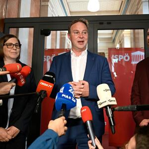 Neben Andreas Babler werden Sandra Breiteneder (l.) und Klaus
Seltenheim (r.) die SPÖ leiten.