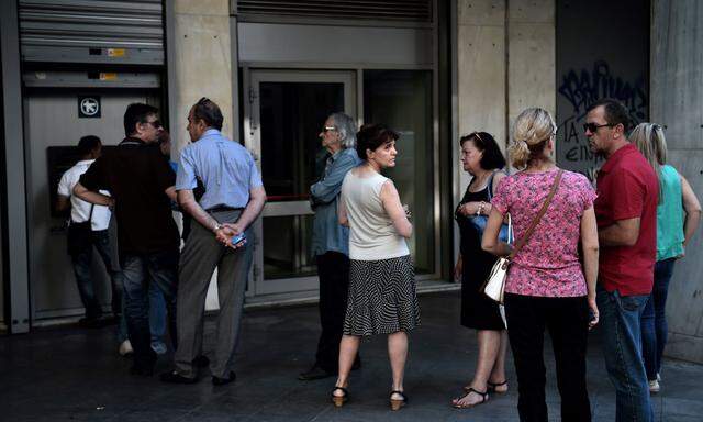 Menschen vor einem Bankomaten in Griechenland