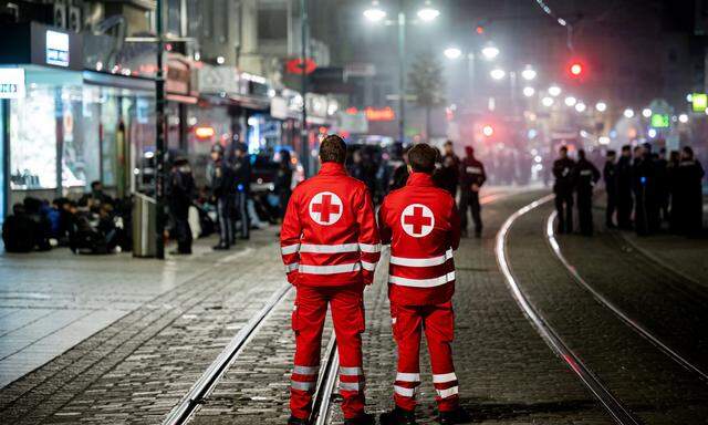 Ein Großaufgebot von rund 170 Polizistinnen und Polizisten rückte in Linz aus – im Einsatz waren auch Rettungskräfte. 