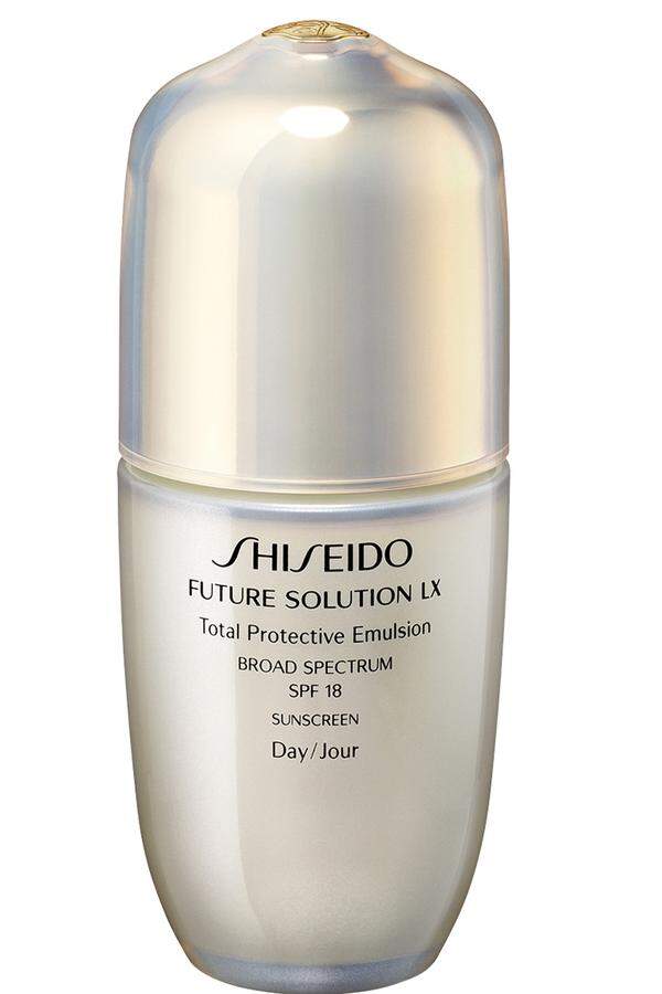 Ein Neuzugang der High-End-Pflegeserie „Future Solution LX“ von Shiseido ist die leichtflüssige „Total Protective Emulsion“ von Shiseido (270 Euro).