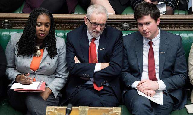 Labour-Chef Jeremy Corbyn gerät in der nationalen Brexit-Krise auch in seiner Partei unter Druck.
