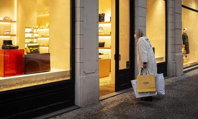 Geschäfte sperren nach sechs Wochen wieder auf. Im Bild eine Frau beim Einkaufen in Prag am Donnerstag.