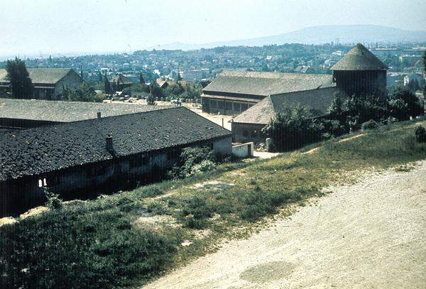 1955 wurde das Areal der Stadt Wien übergeben, ab1959 gab es Überlegungen, den Küniglberg für den ORF nutzbar zu machen. Sechs Jahre später bezog der ORF leer stehende Räume der Kaserne. 1969 musste die Flak-Kaserne ihrerseits dem heutigen ORF-Zentrum weichen.  Im Bild: Teile der Kaserne auf einer Aufnahme von 1975