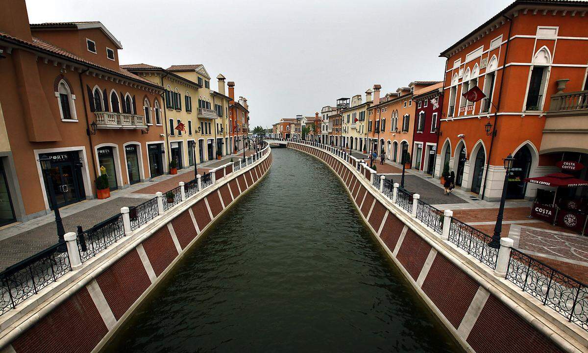 Venedig lässt grüßen - oder doch Florenz? 200.000 Quadratmeter ist das Einkaufszentrum in der Hafenstadt Tianjin groß, das von italienischen Städten inspiriert ist. Wo sich heute ein Geschäft an das andere reiht, befand sich früher ein Maisfeld. Rund 220 Millionen Dollar soll der nachgebaute Ort "Florentia" gekostet haben.