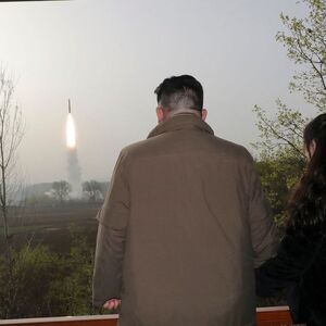 Kim Jong-un mit Tochter Ju Ae beim jüngsten Start einer Hwasong-18 Interkontinentalrakete. 
