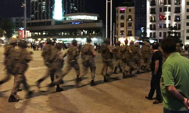 Fighting erupts in Turkey as military members attempt coup Military personnel gather at Istanbul s T