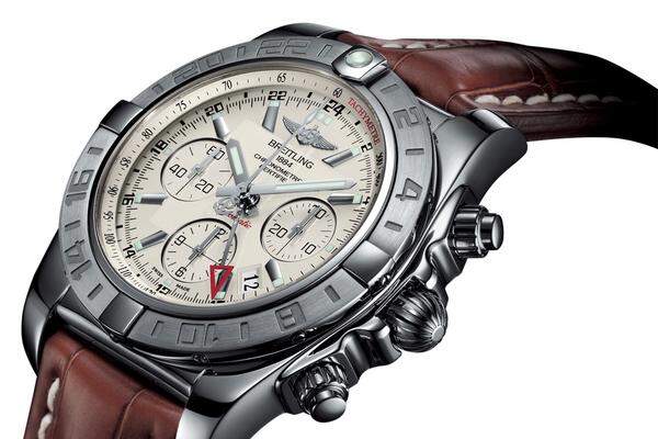 Eine ideale Reisesportuhr mit Anzeigemöglichkeit einer zweiten Zonenzeit. Motor des „Chronomat GMT 44“ ist das Breitling-Kaliber „B04“.