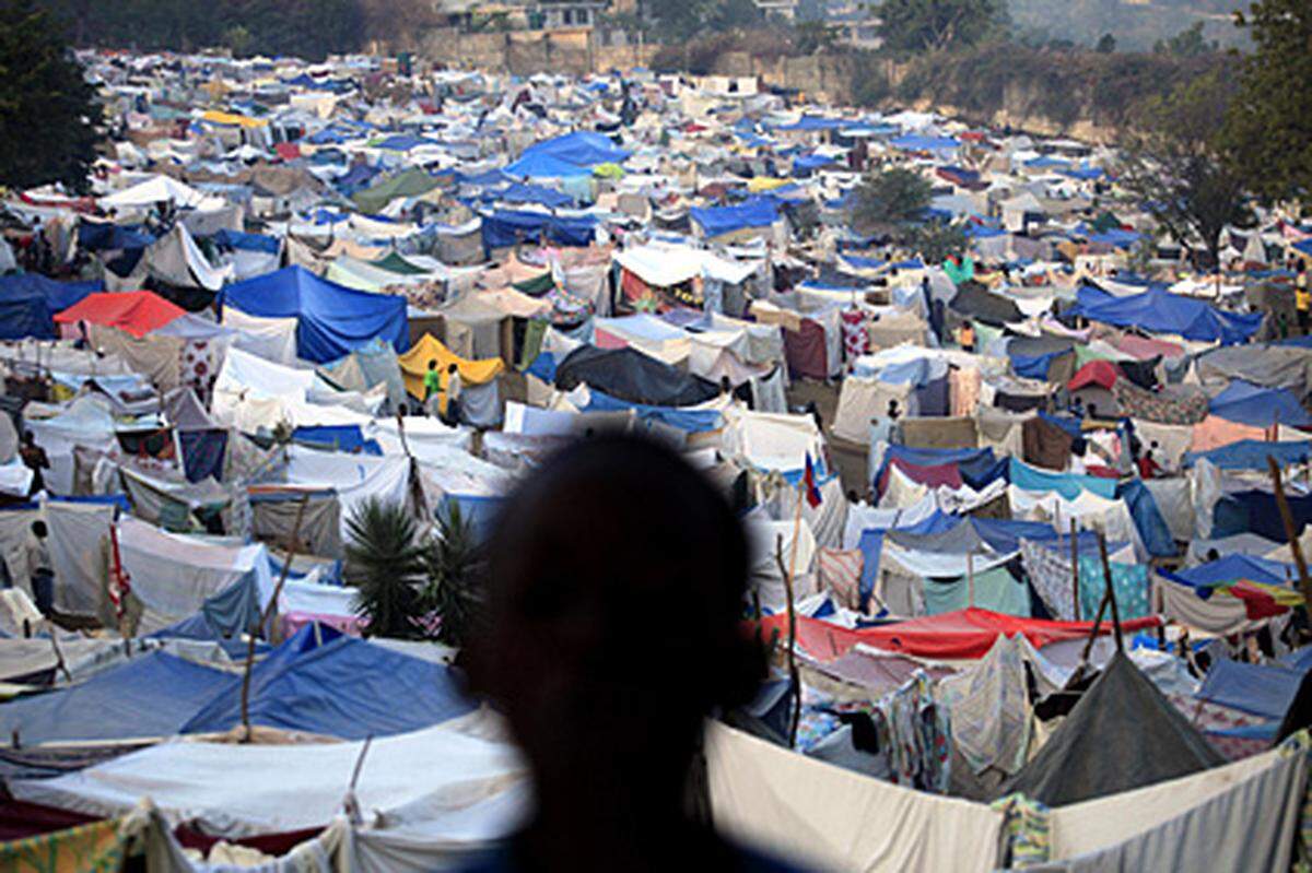 Wie in allen Notunterkünften sind die sanitären Verhältnisse Besorgnis erregend. Nach Schätzung der Vereinten Nationen leben von insgesamt neun Millionen Haitianern derzeit etwa 1,2 Millionen in Notunterkünften. Im Bild: Blick auf ein Zeltlager in Port-au-Prince, das auf einem Golfplatz errichtet wurde. 