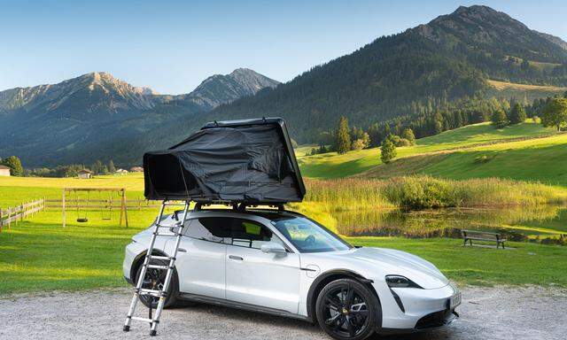 Wie man am besten in die Natur fährt: Leise und umweltfreundlich mit dem elektrischen Porsche Taycan. 
