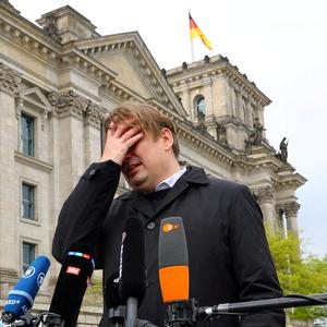 Auf AfD-Spitzenkandidat Maximilian Krah kommen wegen seines festgenommenen Mitarbeiters im EU-Parlament viele Fragen zu.