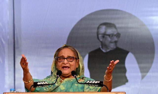 Sheikh Hasina vor dem Porträt ihres Vaters, des Staatsgründers Sheikh Mujibur Rahman.