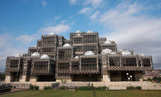 99 Kuppeln. Die Nationalbibliothek des Kosovo, urhässlich oder urschön,  je nach Privat-geschmack. 