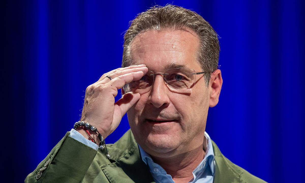 "Ich bin ja nicht die Stasi." FPÖ-Chef Heinz-Christian Strache auf die Frage, wie viele FPÖ-Mitglieder auf einer Spenderliste der Identitären zu finden sind.