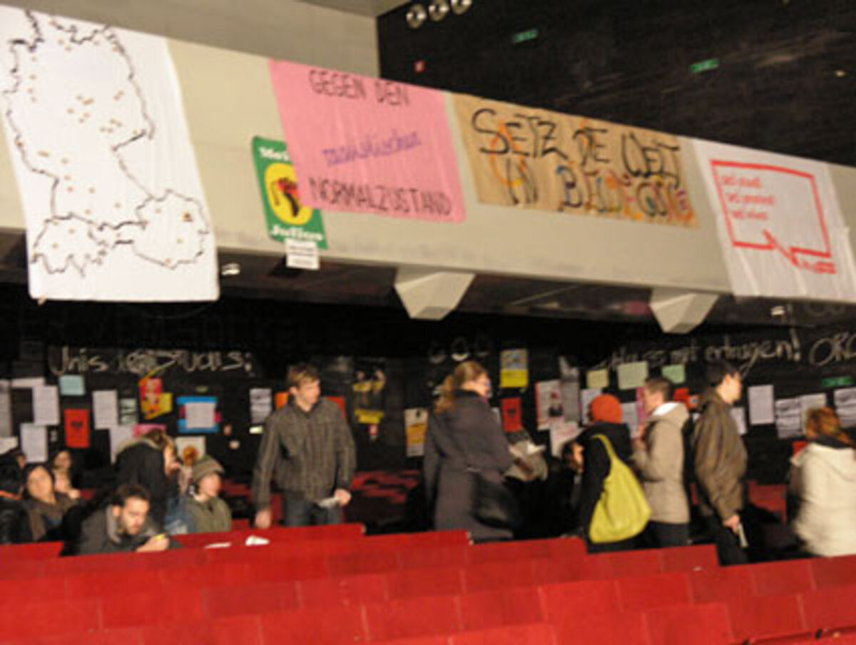 Ein paar haben Unterlagen zum Lernen dabei, andere tratschen. In der hinteren Reihen schnarcht ein Obdachloser laut vor sich hin. Eine neugierige Schülergruppe macht nach der Uni-Besichtigungstour einen Abstecher.