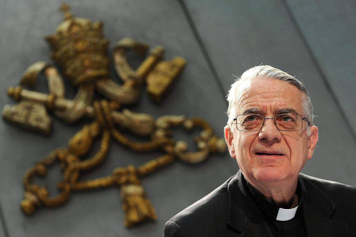 Der vatikanische Pressesprecher, Pater Federico Lombardi, hat die Wahl des Argentiniers Jorge Mario Bergoglio zum neuen Papst als "mutigen Beschluss" gefeiert. "Diese Wahl bezeugt den Mut der Kardinäle, die Perspektive der Kirche zu erweitern. Bisher war noch nie ein Papst aus einem anderen Kontinent gewählt worden", sagte Lombardi, der wie Bergoglio Jesuit ist.